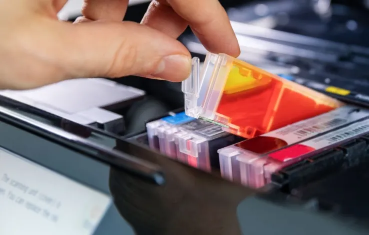 Jakie tusze do drukarek wybrać, by nie przepłacać, ale też nie ryzykować?