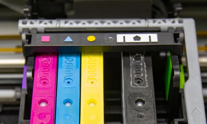 Czy różnice w cenie tuszy do drukarek przekładają się na trwałość wydruku?