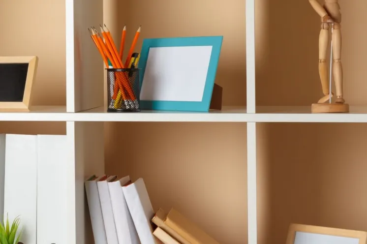 Jakie funkcje mogą pełnić półki w salonie poza przechowywaniem?