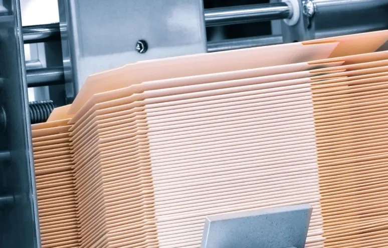 W jaki sposób ergonomia (uchwyty, łatwe zamykanie) w opakowaniach kartonowych wpływa na tempo pracy i bezpieczeństwo pracowników?