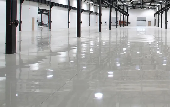 Jak błędne przygotowanie podłoża przekłada się na odspojenia, gdy wykonuje się posadzki betonowe przemysłowe?