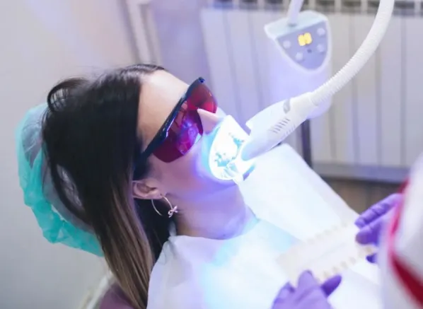 Dlaczego wybielanie zębów nie zawsze jest dobrym rozwiązaniem przy każdym rodzaju przebarwień?