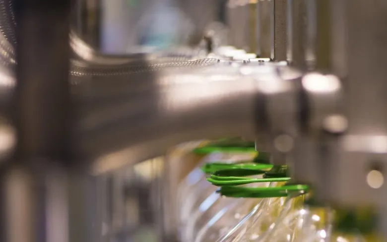 W jaki sposób maszyny pakujące wykorzystujące AI poprawiają efektywność energetyczną zakładu?