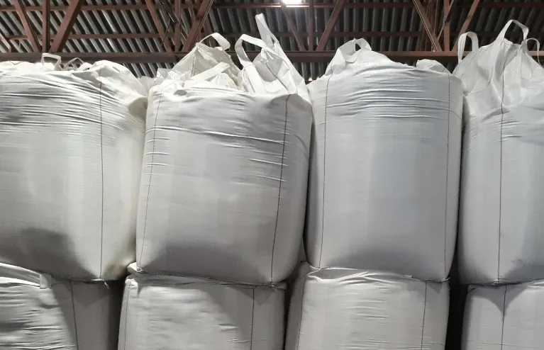 Czym big bag – worki kontenerowe różnią się od skrzyniopalet i kontenerów metalowych?