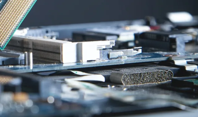 Jak działa algorytm opinii Google – co naprawdę wpływa na średnią ocenę i widoczność firmy?